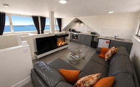 Unit 6 Penthouse Apartment With Harbour & Island Views